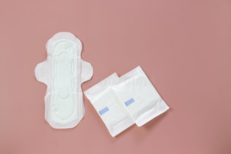 Kobiety higieny produkty lub sanitarny ochraniacz na różowym tle zdjęcie stock Kobiety higieny produkty lub sanitarny ochraniacz na różowym tle zdjęcie stock