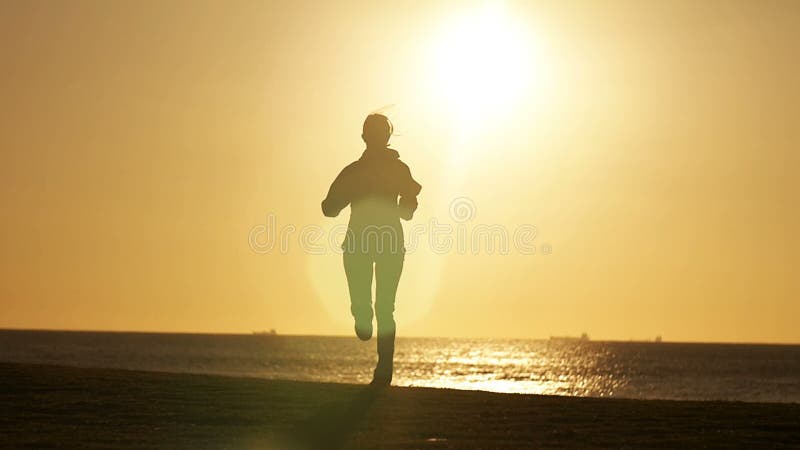 Kobiety jogging odizolowywam w parku plażowym wczesnego poranku ćwiczenia slowmo