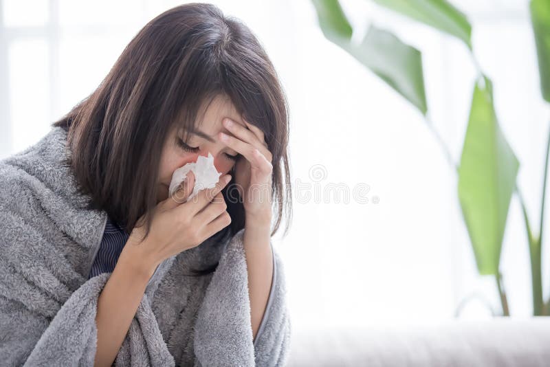 Kobiety kichnięcie i choroba obraz stock Kobiety kichnięcie i choroba obraz stock