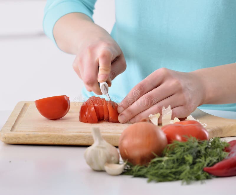 Kobiety kucharstwo w nowej kuchni robi zdrowemu jedzeniu z warzywami