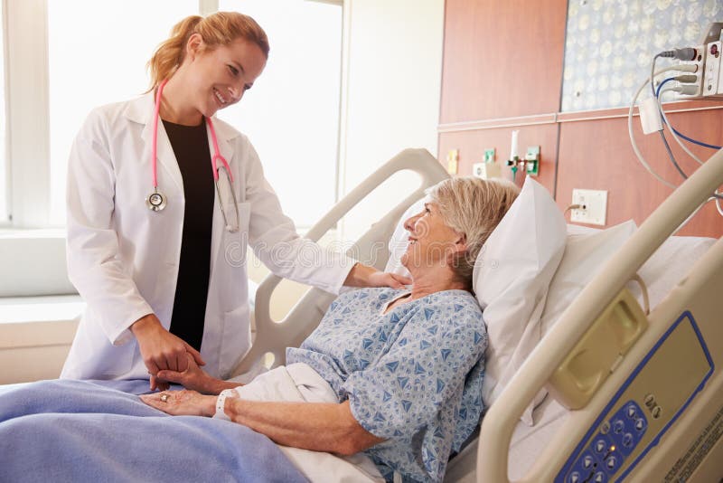 Kobiety lekarka Opowiada Starszy Żeński pacjent W łóżku szpitalnym