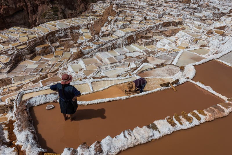Kobiety Maras solankowych kopalni peruvian Andes Cuzco Peru