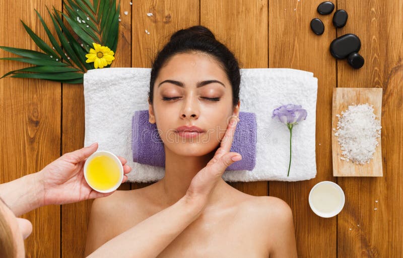 Kobiety massagist robi twarz udźwigu masażowi w zdroju wellness centrum zdjęcie royalty free Kobiety massagist robi twarz udźwigu masażowi w zdroju wellness centrum zdjęcie royalty free