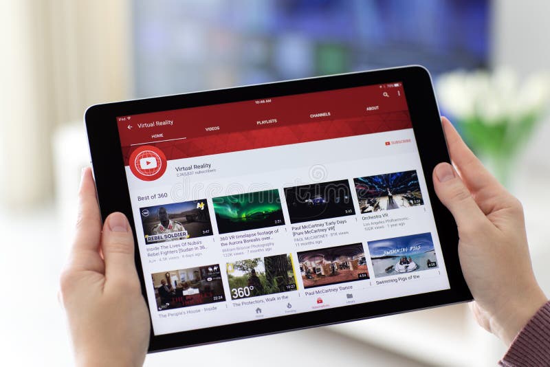Kobiety mienia iPad Pro z wideo udzielenie stroną internetową YouTube zdjęcia stock