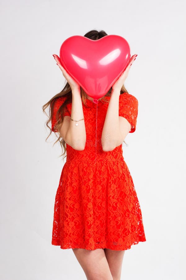 Kobiety mienia serca czerwoni balony obrazy stock Kobiety mienia serca czerwoni balony obrazy stock