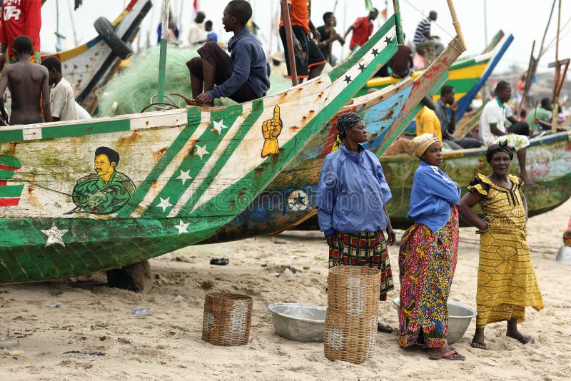 Kobiety na plaży w Winneba, Ghana fotografia stock Kobiety na plaży w Winneba, Ghana fotografia stock