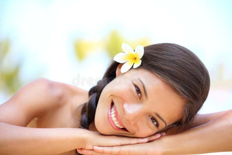 Kobiety naturalny piękno relaksuje przy plenerowym zdrojem zdjęcie royalty free