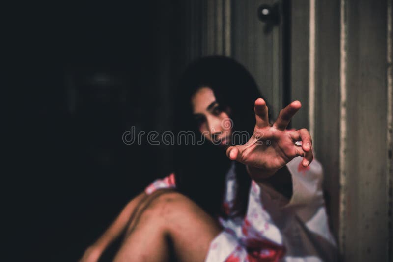 Kobiety obsiadanie na ziemi w zaniechanym domowym Halloween pojęciu zdjęcie royalty free Kobiety obsiadanie na ziemi w zaniechanym domowym Halloween pojęciu zdjęcie royalty free