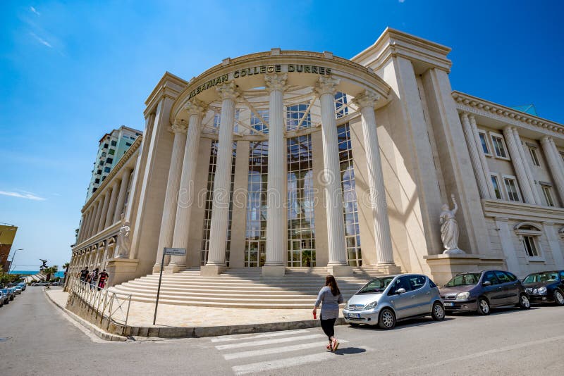 Kobiety odprowadzenie na zebry skrzyżowaniu w kierunku szkoły wyższej zdjęcie stock Kobiety odprowadzenie na zebry skrzyżowaniu w kierunku szkoły wyższej zdjęcie stock