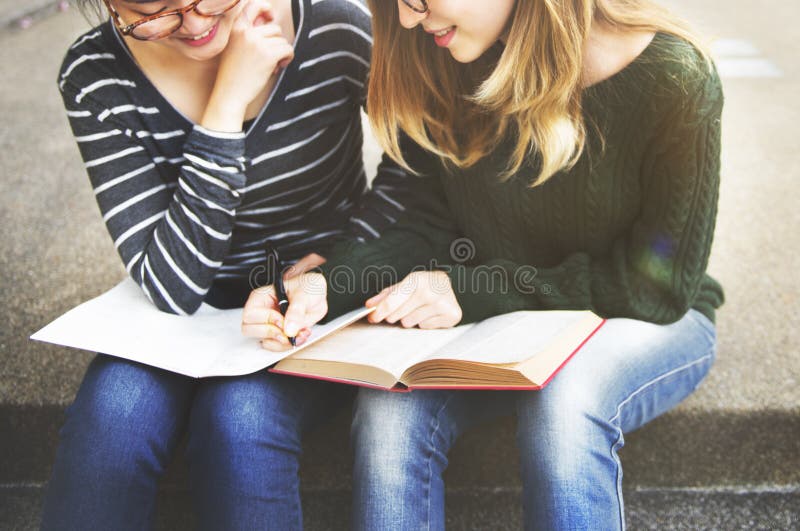 Kobiety Opowiada przyjaźni studiowania Brainstorming pojęcie obraz stock