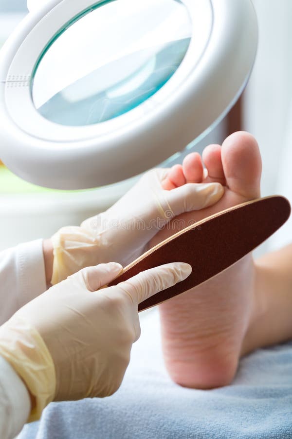 Kobiety podiatry odbiorczy traktowanie w dnia zdroju zdjęcia stock Kobiety podiatry odbiorczy traktowanie w dnia zdroju zdjęcia stock