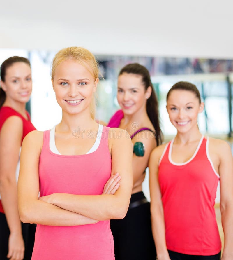 Download Kobiety Pozycja Przed Grupą W Gym Zdjęcie Stock - Obraz złożonej z dużo, sportowy: 57655322