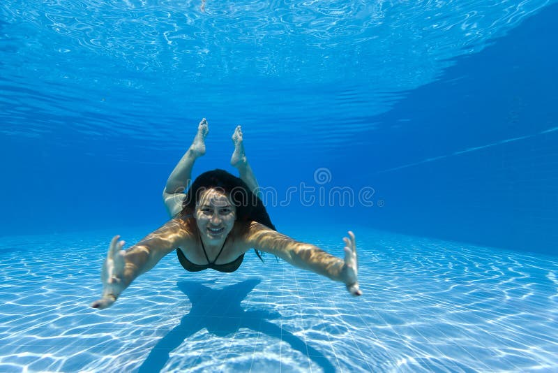 Kobiety pływać podwodny w basenie