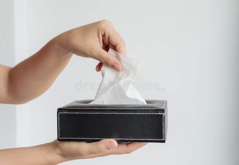 Kobiety ręka podnosi białego tkankowego papier od tkanki pudełka zdjęcia stock Kobiety ręka podnosi białego tkankowego papier od tkanki pudełka zdjęcia stock