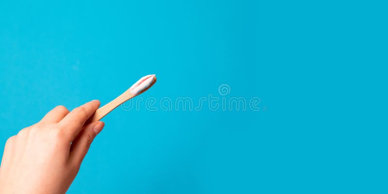 Kobiety ręki mienia bambusa toothbrush obrazy royalty free Kobiety ręki mienia bambusa toothbrush obrazy royalty free