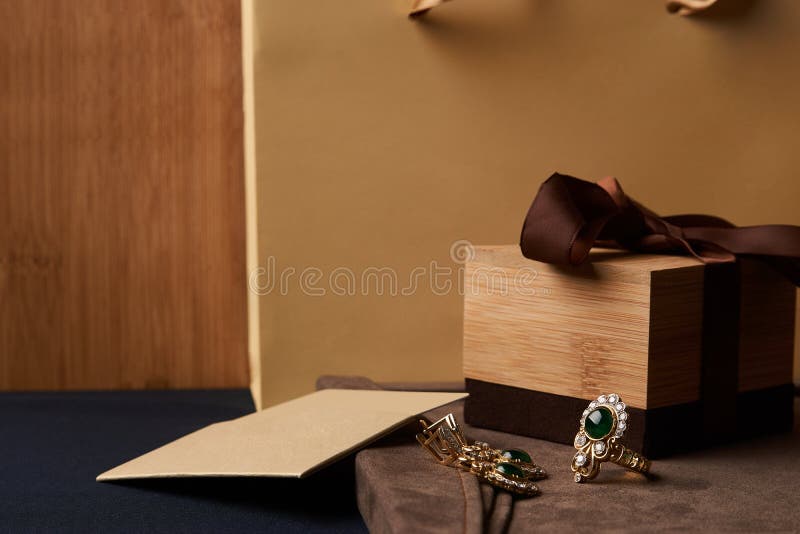 Kobiety ` s biżuterii diamentowi kolczyki i pierścionek z zielonym szmaragdem fotografia royalty free Kobiety ` s biżuterii diamentowi kolczyki i pierścionek z zielonym szmaragdem fotografia royalty free