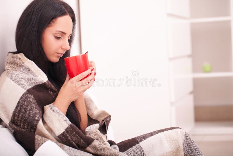 Kobiety ` s ręka trzyma czerwoną filiżankę kawy Z pięknym winte zdjęcia stock Kobiety ` s ręka trzyma czerwoną filiżankę kawy Z pięknym winte zdjęcia stock