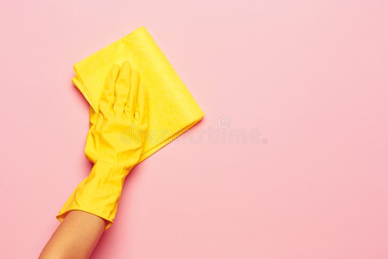 Kobiety ` s ręki cleaning na różowym tle Cleaning lub housekeeping pojęcie zdjęcie royalty free Kobiety ` s ręki cleaning na różowym tle Cleaning lub housekeeping pojęcie zdjęcie royalty free