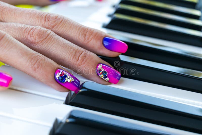 Kobiety ` s ręki na klawiaturze fortepianowy zbliżenie Wręcza muzyka bawić się pianino Odgórny widok Wręcza pianisty bawić się mu fotografia royalty free Kobiety ` s ręki na klawiaturze fortepianowy zbliżenie Wręcza muzyka bawić się pianino Odgórny widok Wręcza pianisty bawić się mu fotografia royalty free