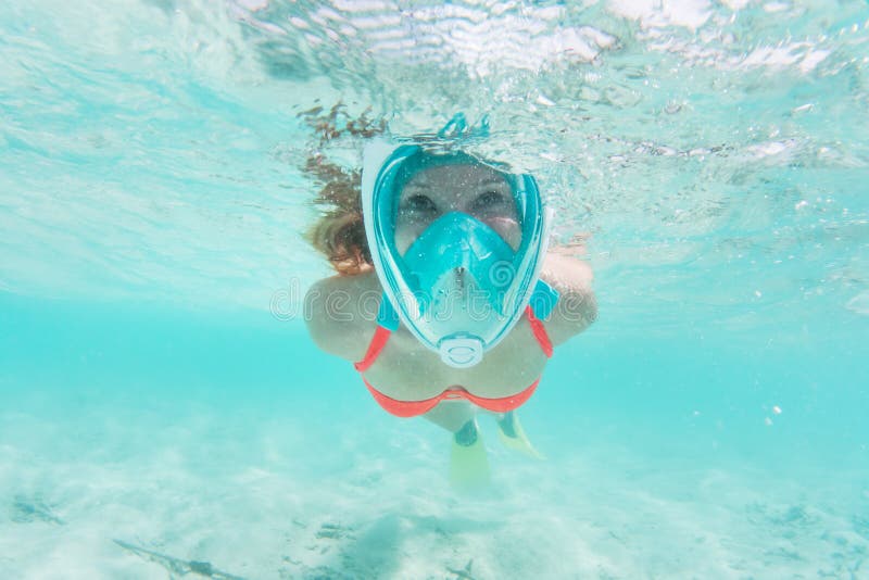 Kobiety snorkeling podwodny w oceanie indyjskim, Maldives obrazy stock Kobiety snorkeling podwodny w oceanie indyjskim, Maldives obrazy stock