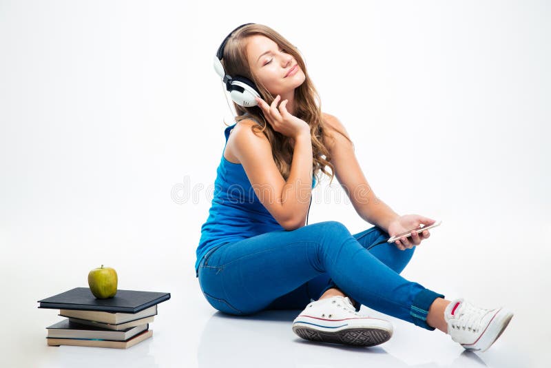 Kobiety słuchająca muzyka na smartphone obraz stock Kobiety słuchająca muzyka na smartphone obraz stock