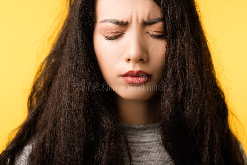 Kobiety twarz marszczy brwi b?lowego migreny napi?cia problem fotografia stock Kobiety twarz marszczy brwi b?lowego migreny napi?cia problem fotografia stock