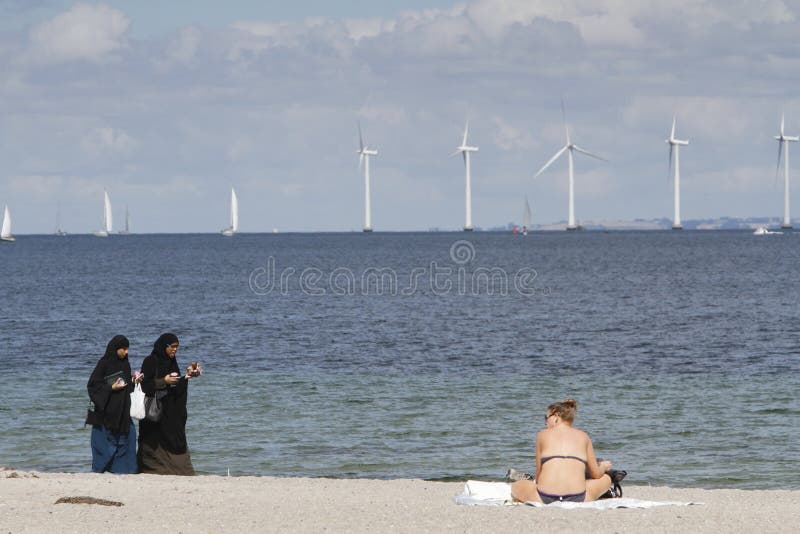 Kobiety ubierali w tradycyjnej Islamskiej sukni na plaży obraz stock Kobiety ubierali w tradycyjnej Islamskiej sukni na plaży obraz stock