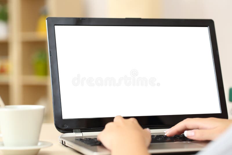 Kobiety używają laptopa z pustym ekranem w domu obrazy royalty free