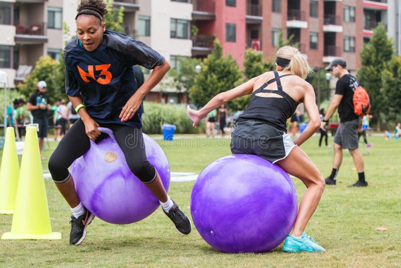 Kobiety Współzawodniczą W Pełen wigoru Balowej rasie Przy Atlanta dzień sportu fotografia stock Kobiety Współzawodniczą W Pełen wigoru Balowej rasie Przy Atlanta dzień sportu fotografia stock