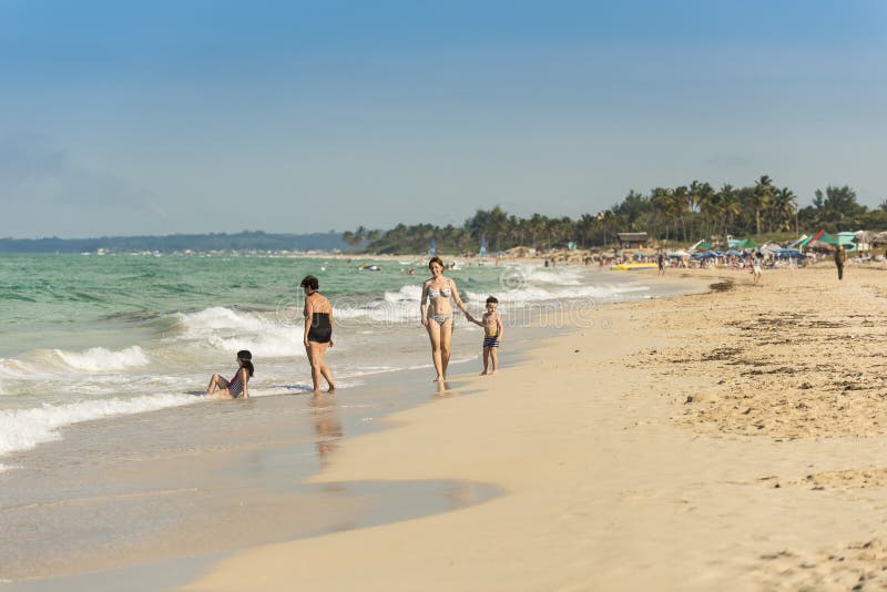 Kobiety z dziećmi na plażowy Hawańskim zdjęcie stock Kobiety z dziećmi na plażowy Hawańskim zdjęcie stock