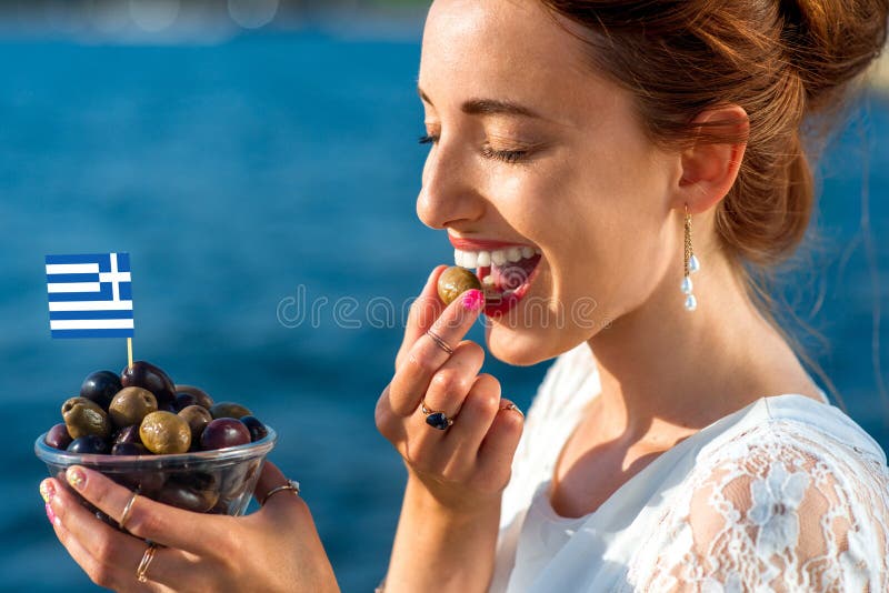 Kobiety łasowania grka oliwki zdjęcie stock Kobiety łasowania grka oliwki zdjęcie stock