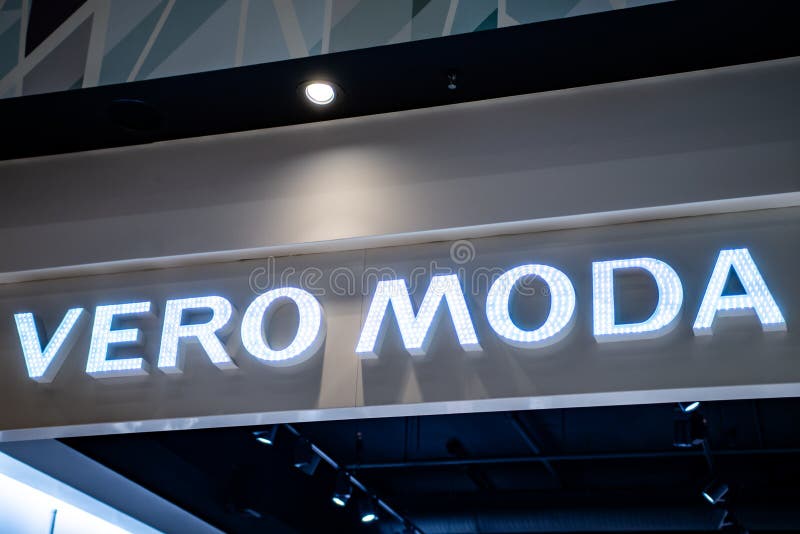 Koblenz Duitsland 15 12 2018 Vero Moda-opslagembleem in Luxewinkelcentrum in het hart van de stad stock afbeeldingen Koblenz Duitsland 15 12 2018 Vero Moda-opslagembleem in Luxewinkelcentrum in het hart van de stad stock afbeeldingen