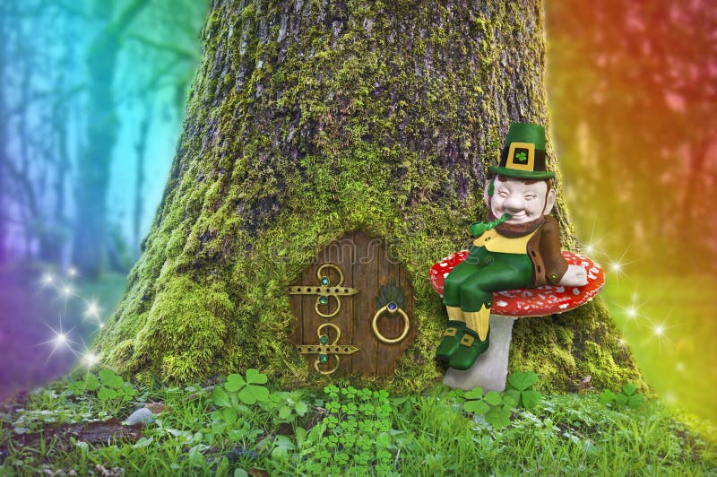 Kobold, der auf einem Pilz im Wald mit Regenbogen und feenhaften Lichtern sitzt lizenzfreie stockfotografie Kobold, der auf einem Pilz im Wald mit Regenbogen und feenhaften Lichtern sitzt lizenzfreie stockfotografie