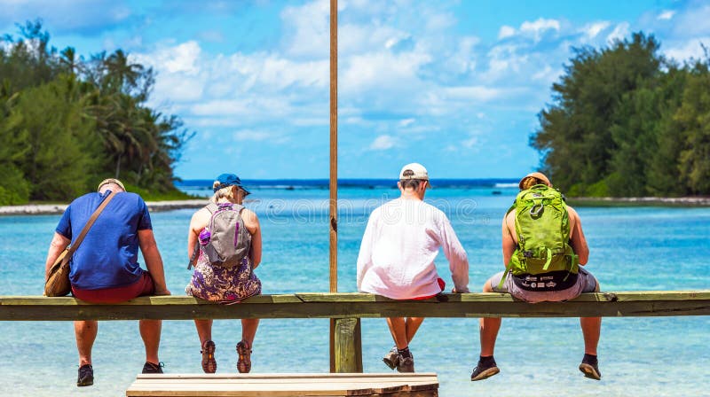 KOCH-INSEL, SOUTH PACIFIC - 30. SEPTEMBER 2018: Eine Gruppe von Personen im Hintergrund der Seelandschaft lizenzfreies stockfoto KOCH-INSEL, SOUTH PACIFIC - 30. SEPTEMBER 2018: Eine Gruppe von Personen im Hintergrund der Seelandschaft lizenzfreies stockfoto
