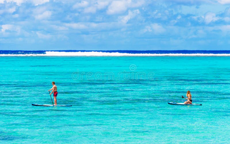 KOCH-INSEL, SOUTH PACIFIC - 30. SEPTEMBER 2018: Mann auf einem Surfbrett im Ozean Kopieren Sie Raum für Text stockfotos KOCH-INSEL, SOUTH PACIFIC - 30. SEPTEMBER 2018: Mann auf einem Surfbrett im Ozean Kopieren Sie Raum für Text stockfotos