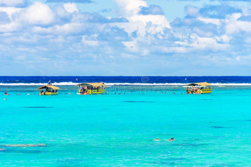 KOCH-INSEL, SOUTH PACIFIC - 30. SEPTEMBER 2018: Touristische Boote weg vom Küste Kopienraum für Text lizenzfreie stockbilder KOCH-INSEL, SOUTH PACIFIC - 30. SEPTEMBER 2018: Touristische Boote weg vom Küste Kopienraum für Text lizenzfreie stockbilder