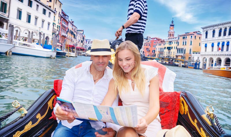 Kochająca para podróżuje Wenecja