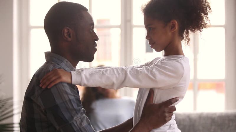 Kochający afrykański ojciec obejmuje małej czarnej dziecko dziewczyny wyraża opiekę