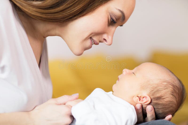 Kochający Macierzysty Cuddling Sypialny dziecko syn Na podołku W Domu fotografia royalty free Kochający Macierzysty Cuddling Sypialny dziecko syn Na podołku W Domu fotografia royalty free