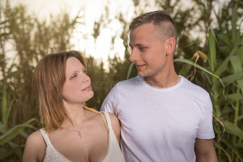 Kochający mężczyzna i szczęśliwa kobieta w wiosny kwitnienia parku Szcz??liwy doro?le? pary w mi?o?ci obejmowa? plenerowy zdjęcia royalty free Kochający mężczyzna i szczęśliwa kobieta w wiosny kwitnienia parku Szcz??liwy doro?le? pary w mi?o?ci obejmowa? plenerowy zdjęcia royalty free