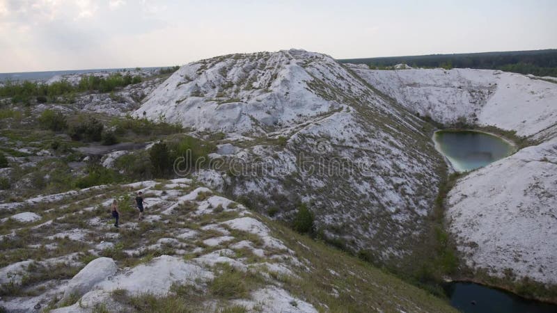 Kochający para facet, dziewczyna i cieszymy się nieprawdopodobną piękną scenerię