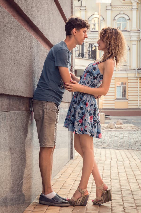 Kochankowie obejmujący i gawędzenie w starej ulicie miasto fotografia royalty free Kochankowie obejmujący i gawędzenie w starej ulicie miasto fotografia royalty free