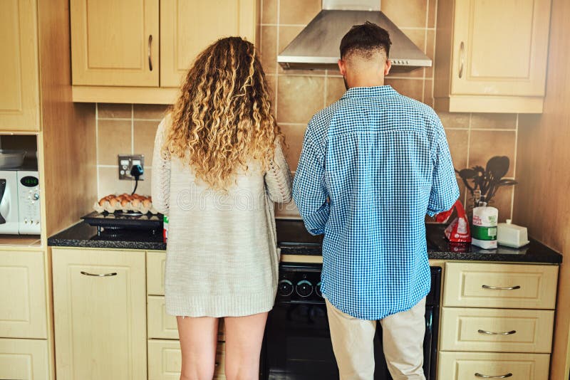 Kochbindung und Rückenlehne der Küche und hungrig nach Ernährung gesund Essen oder Menschen zu Hause. Beziehung lizenzfreie stockfotos