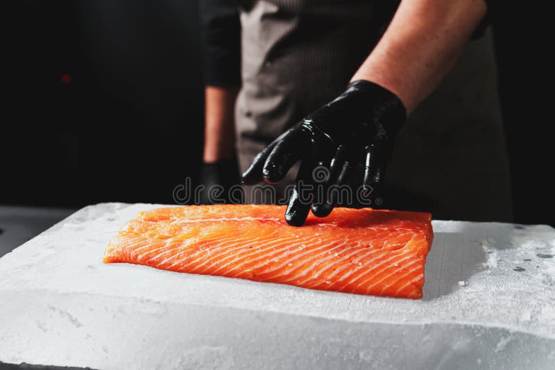 Kochecke, die zum Kochen frischer Lachsflasche zubereitet wird stockfotos