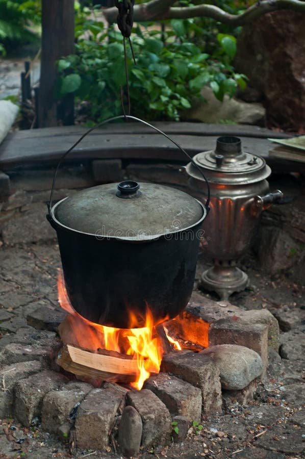 Kochen auf Lagerfeuer lizenzfreie stockfotografie Kochen auf Lagerfeuer lizenzfreie stockfotografie