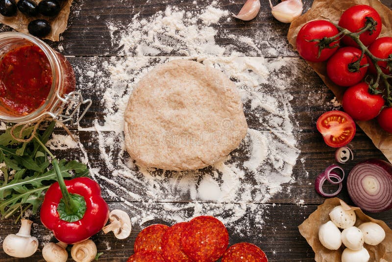Kochen der Pizza Pizza ingerdients auf dem Holztisch, Draufsicht stockfoto Kochen der Pizza Pizza ingerdients auf dem Holztisch, Draufsicht stockfoto