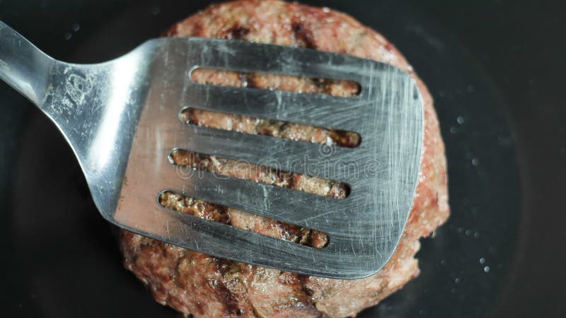 Kochen des Hamburgers Rindfleisch- oder Schweinefleischkotelett, das auf Gitter grillt Langsame Bewegung