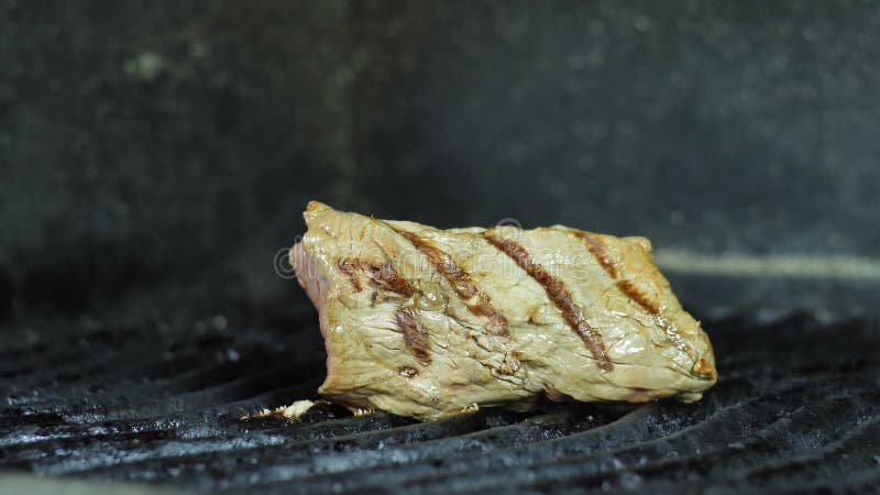 Kochen eines Gerichtes der Rindfleischleiste oder des gegrillten Schweinefleisch in der amerikanischen Tradition des Leistenfleis