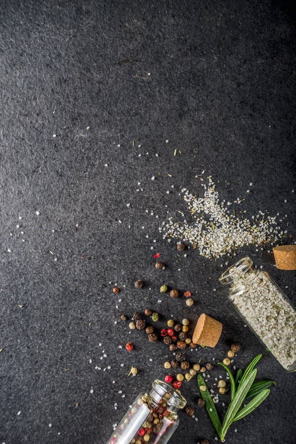 Kochen mit Kräutern, Olivenöl und Gewürzen lizenzfreie stockfotografie Kochen mit Kräutern, Olivenöl und Gewürzen lizenzfreie stockfotografie