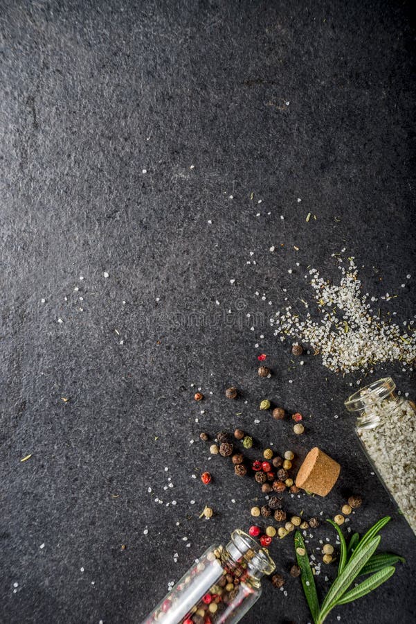 Kochen mit Kräutern, Olivenöl und Gewürzen lizenzfreies stockbild Kochen mit Kräutern, Olivenöl und Gewürzen lizenzfreies stockbild
